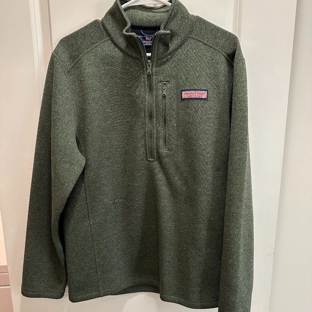 This is a Vineyard Vines Men's Mountain Sweater Fleece Quarter-Zip pullover